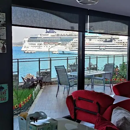 Waterfront Glass Flat קוסדסי