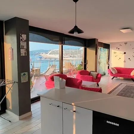 דירה Waterfront Glass Flat