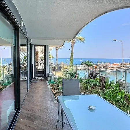 Waterfront Glass Flat Apartment *